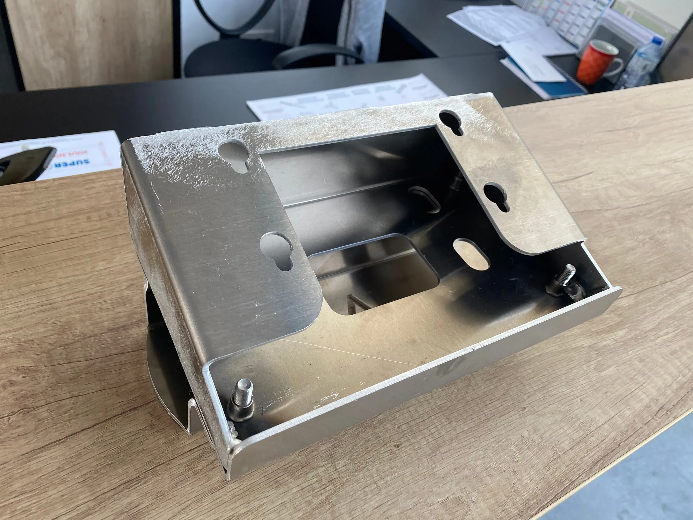 Assemblage métallique plié