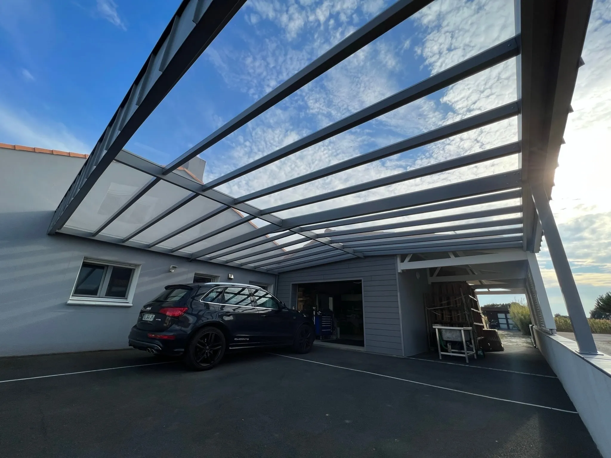 Carport à couverture transparente