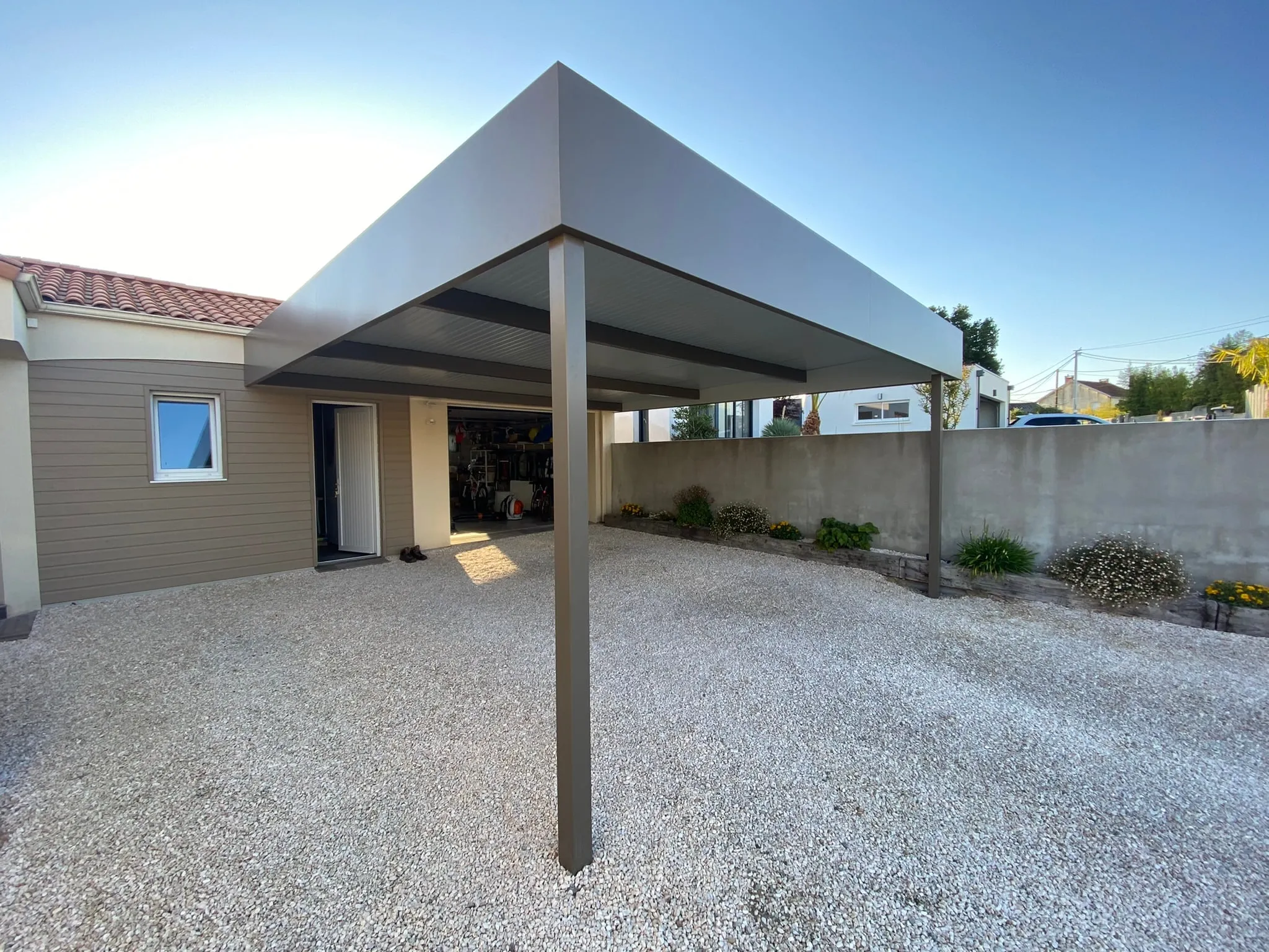 Carport à toit clair