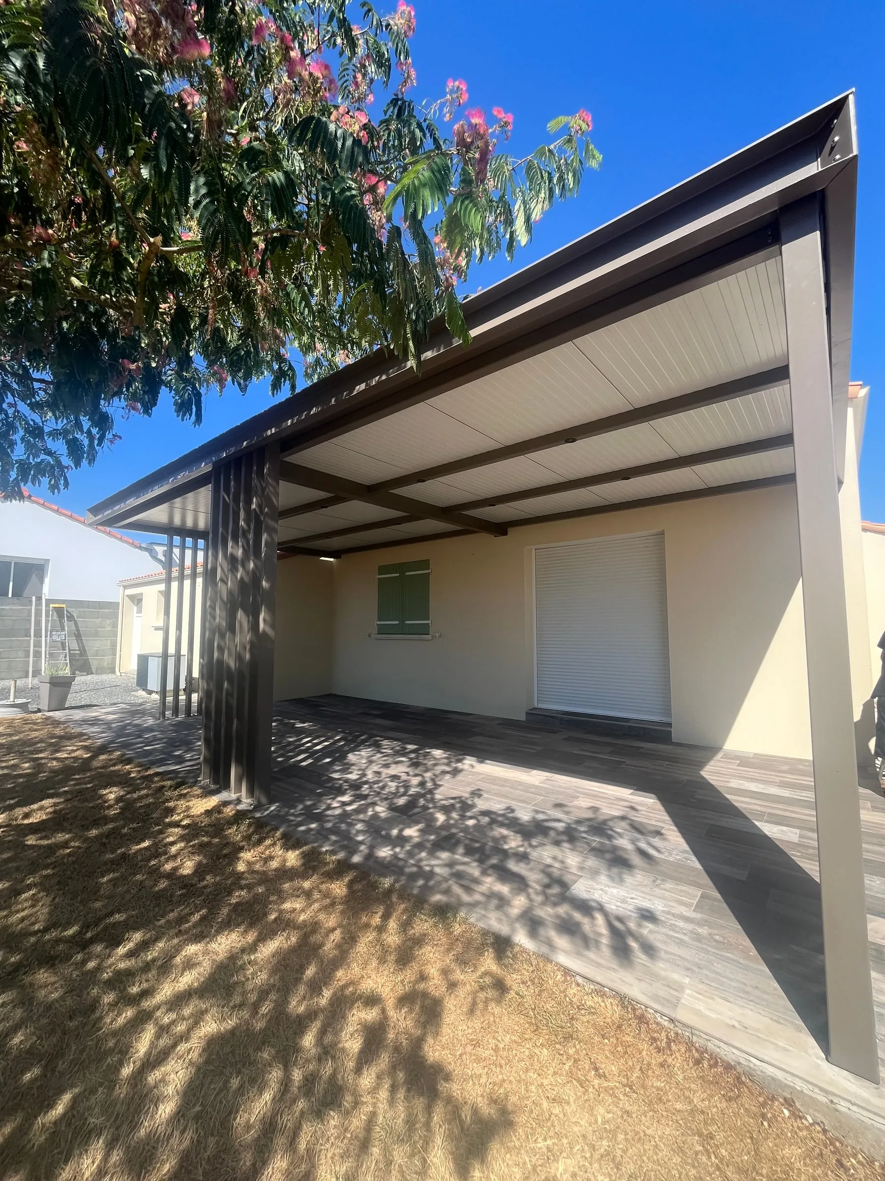 Carport à toiture inclinée