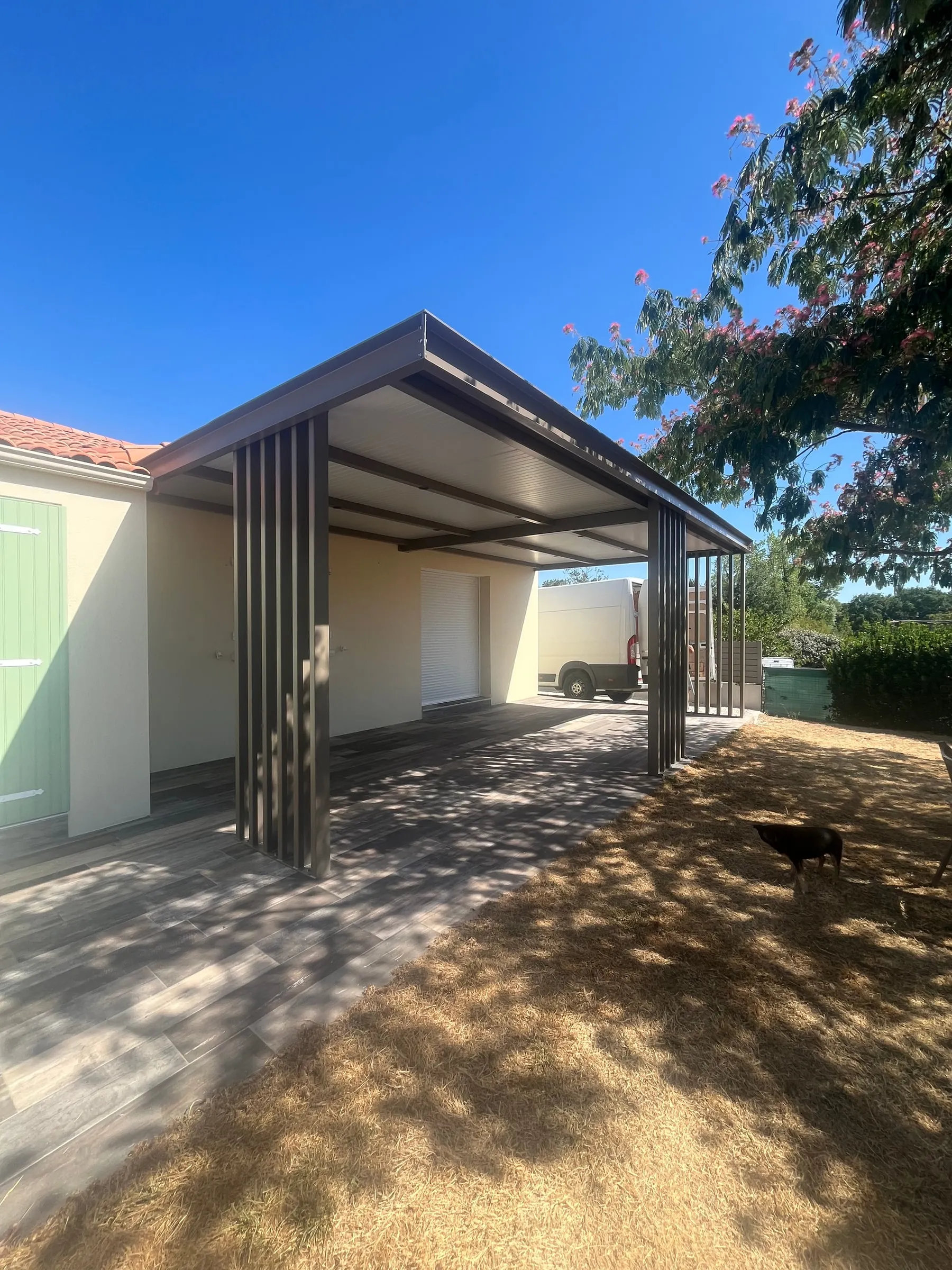 Carport à toiture inclinée, autre vue 2