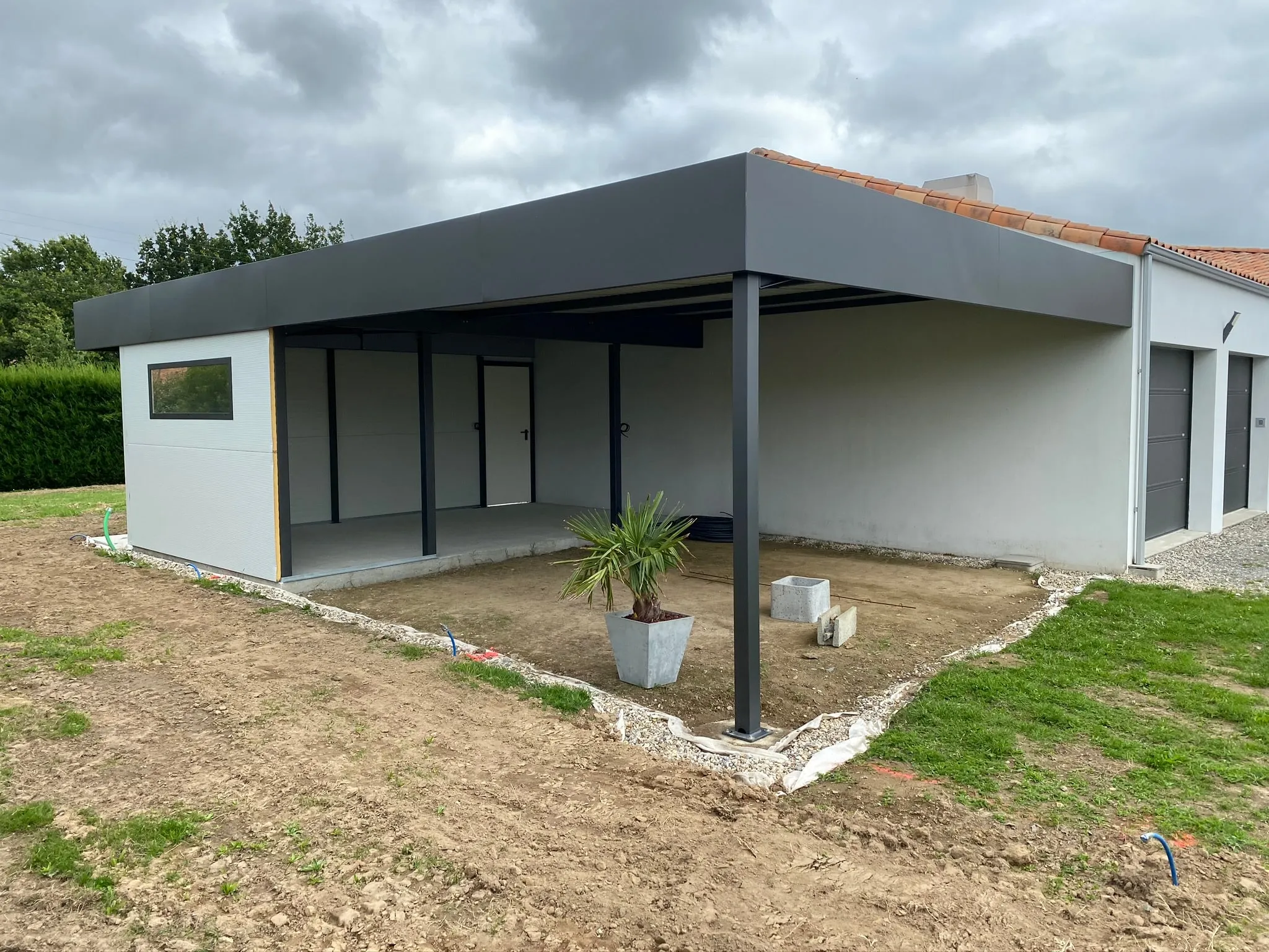 Carport à toiture plate