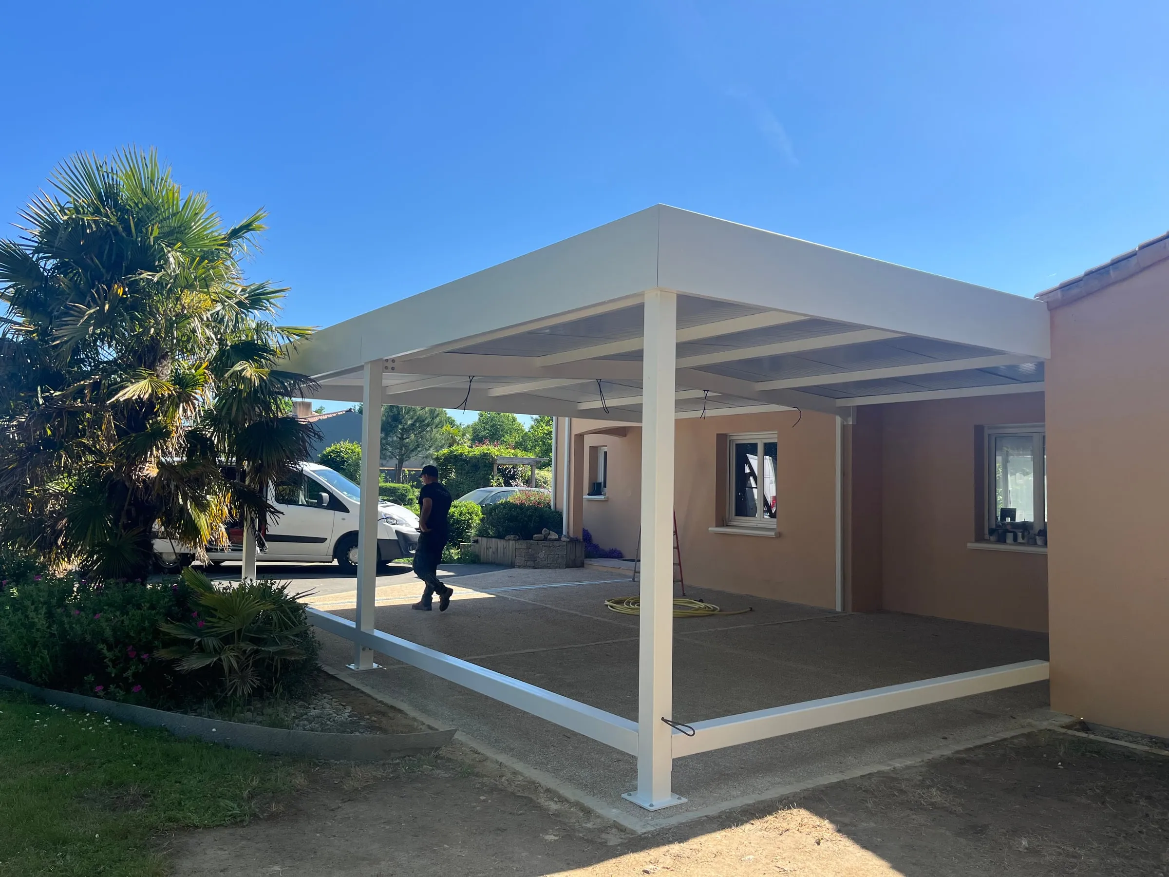 Carport blanc, autre vue 2