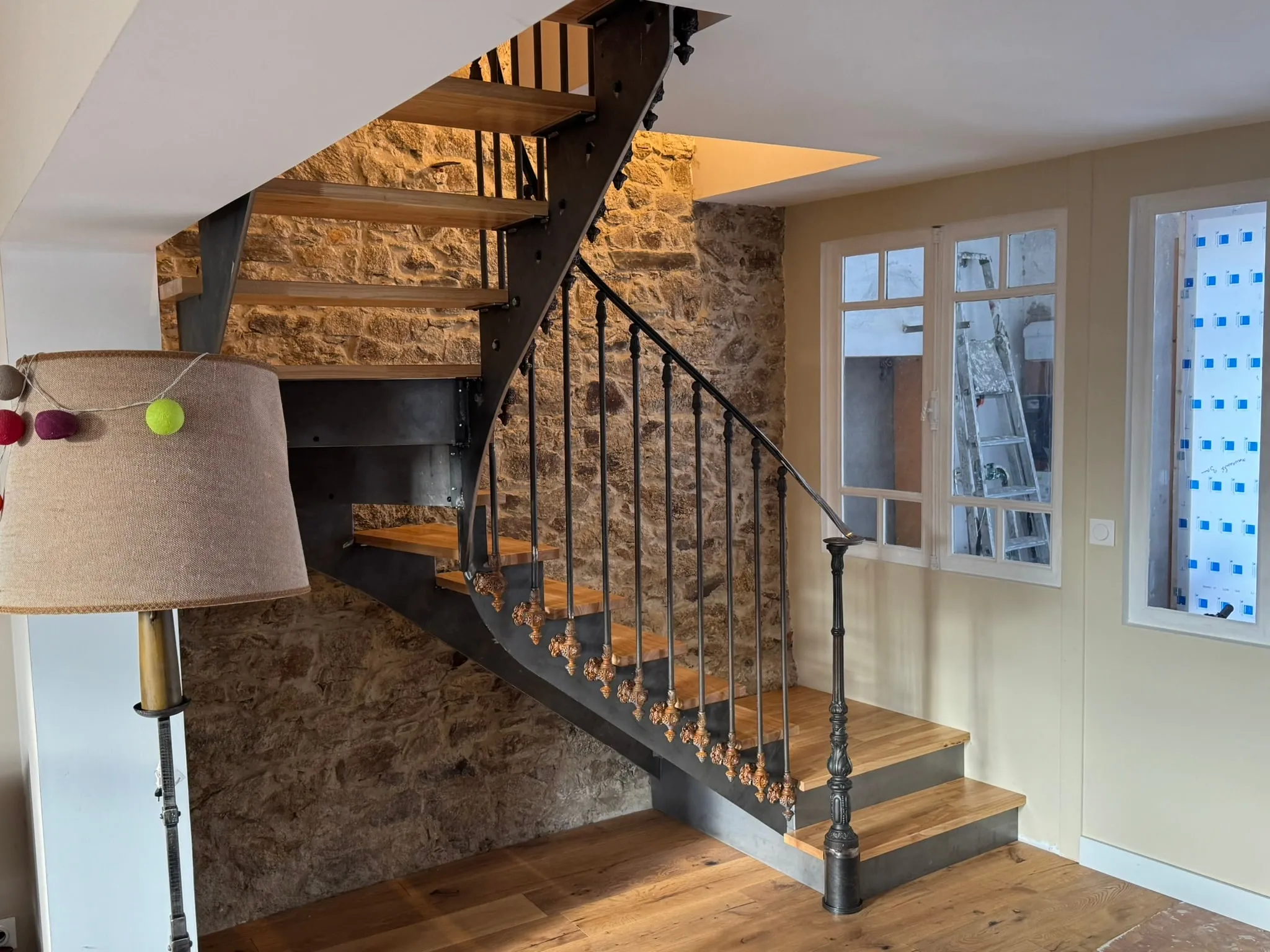 Escalier à rampe courbe