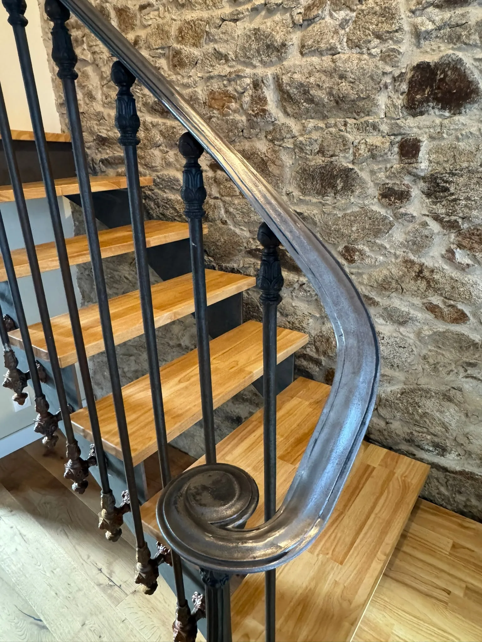 Escalier à rampe courbe, autre vue 2