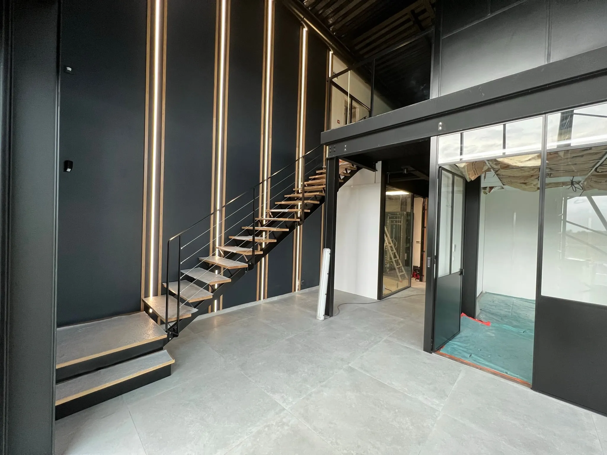 Escalier et mezzanine intérieure