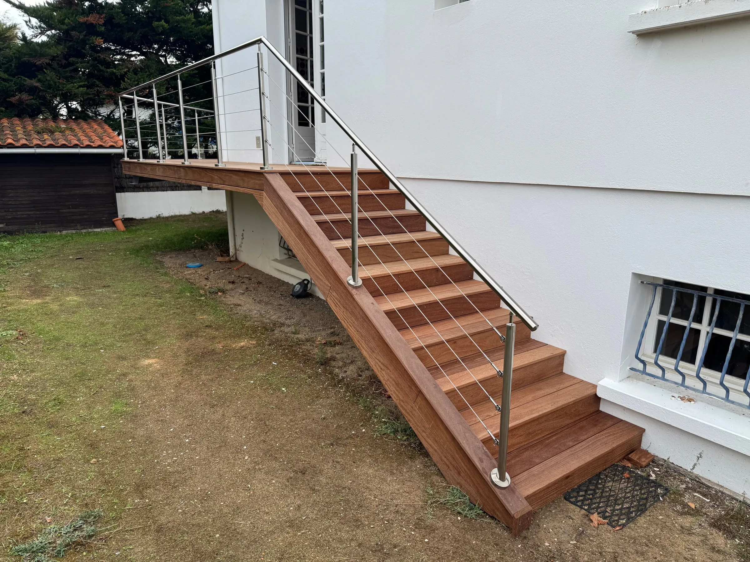 Escalier extérieur vers terrasse, autre vue 2