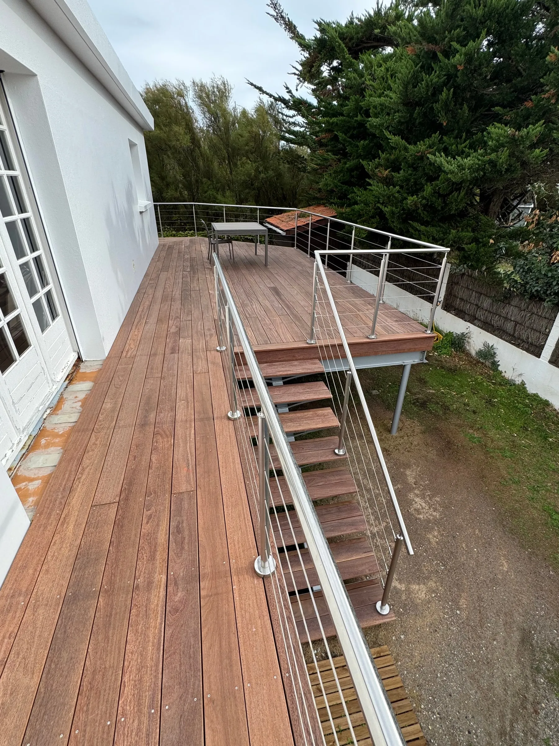 Escalier extérieur vers terrasse, autre vue 3