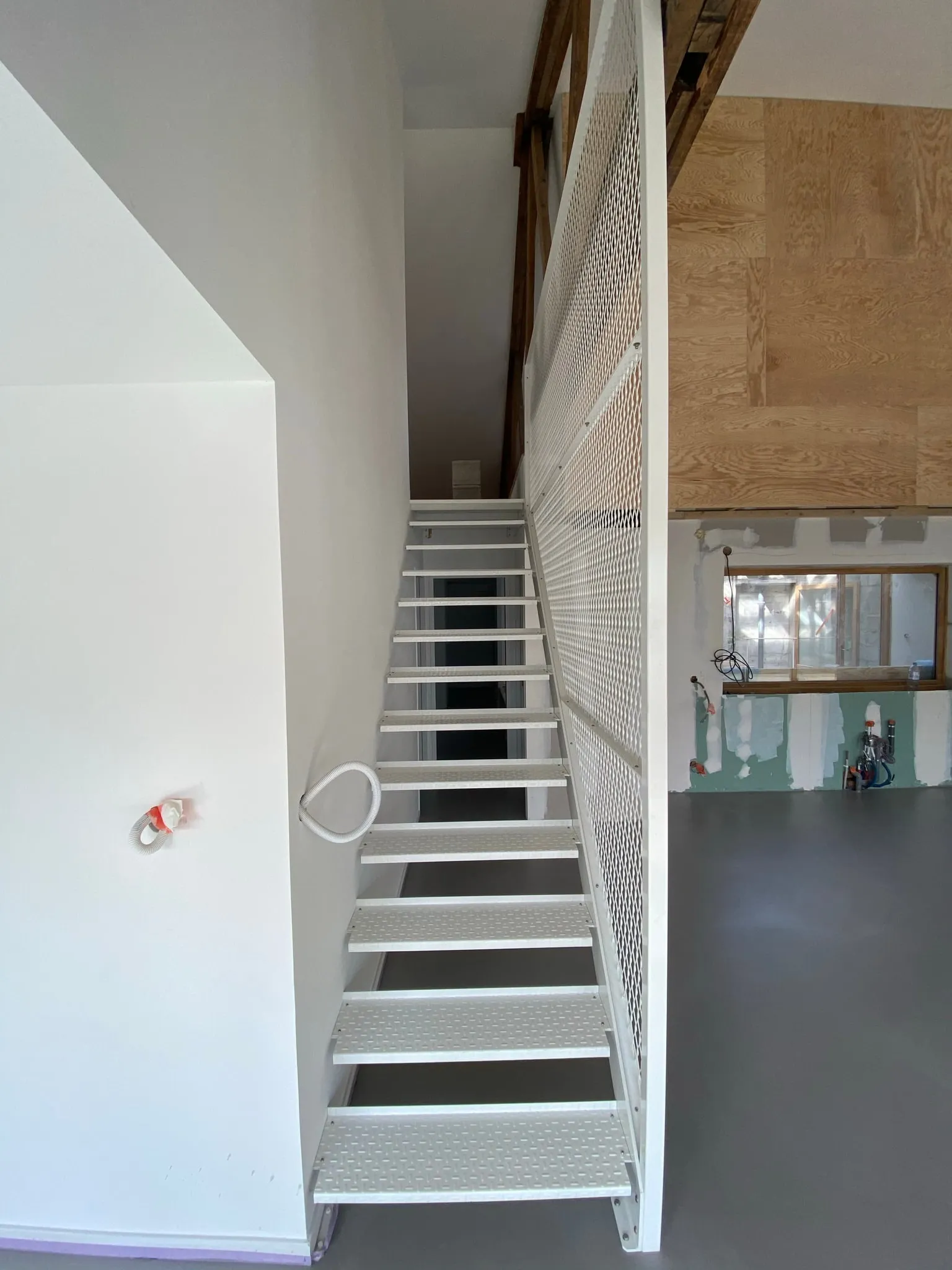 Escalier métallique blanc, autre vue 2