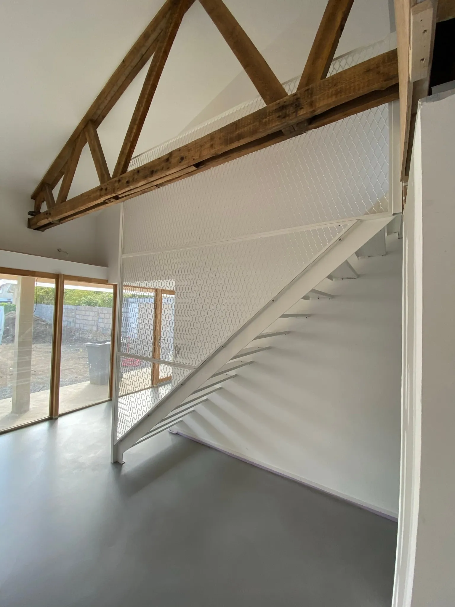 Escalier métallique blanc, autre vue 3