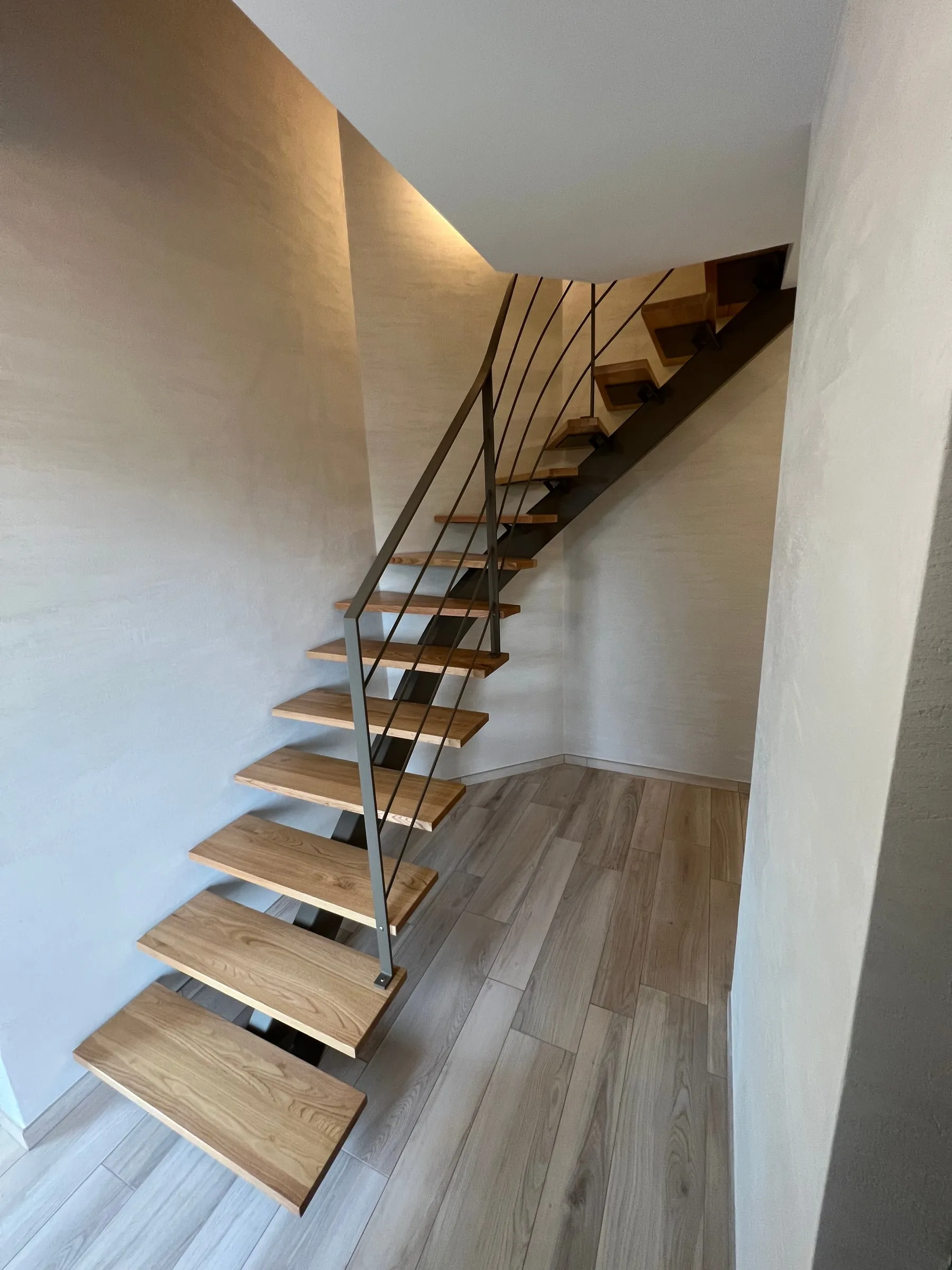 Escalier suspendu bois et métal, autre vue 2