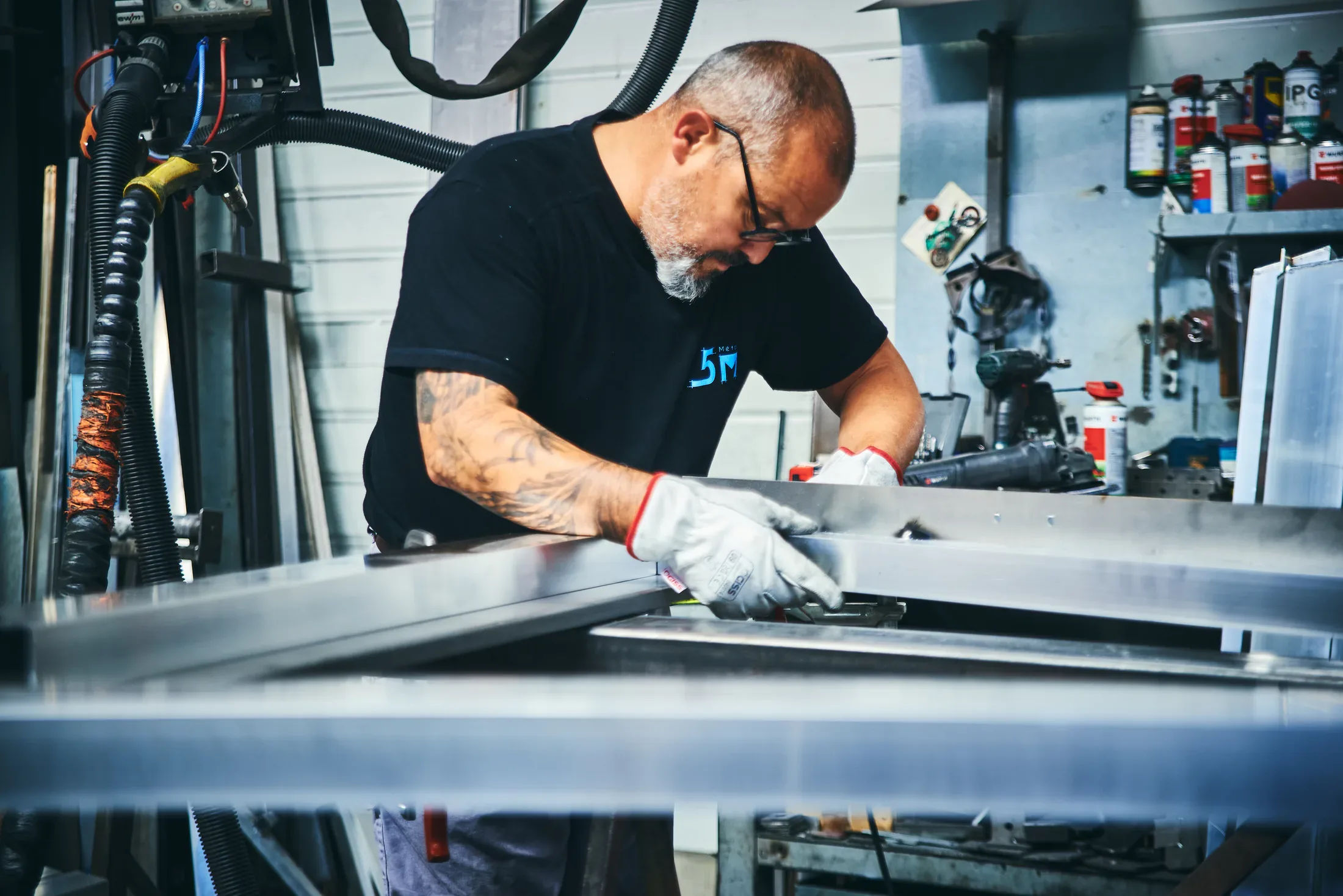 Opérateur 5M Métal assemblant un ouvrage dans l’atelier