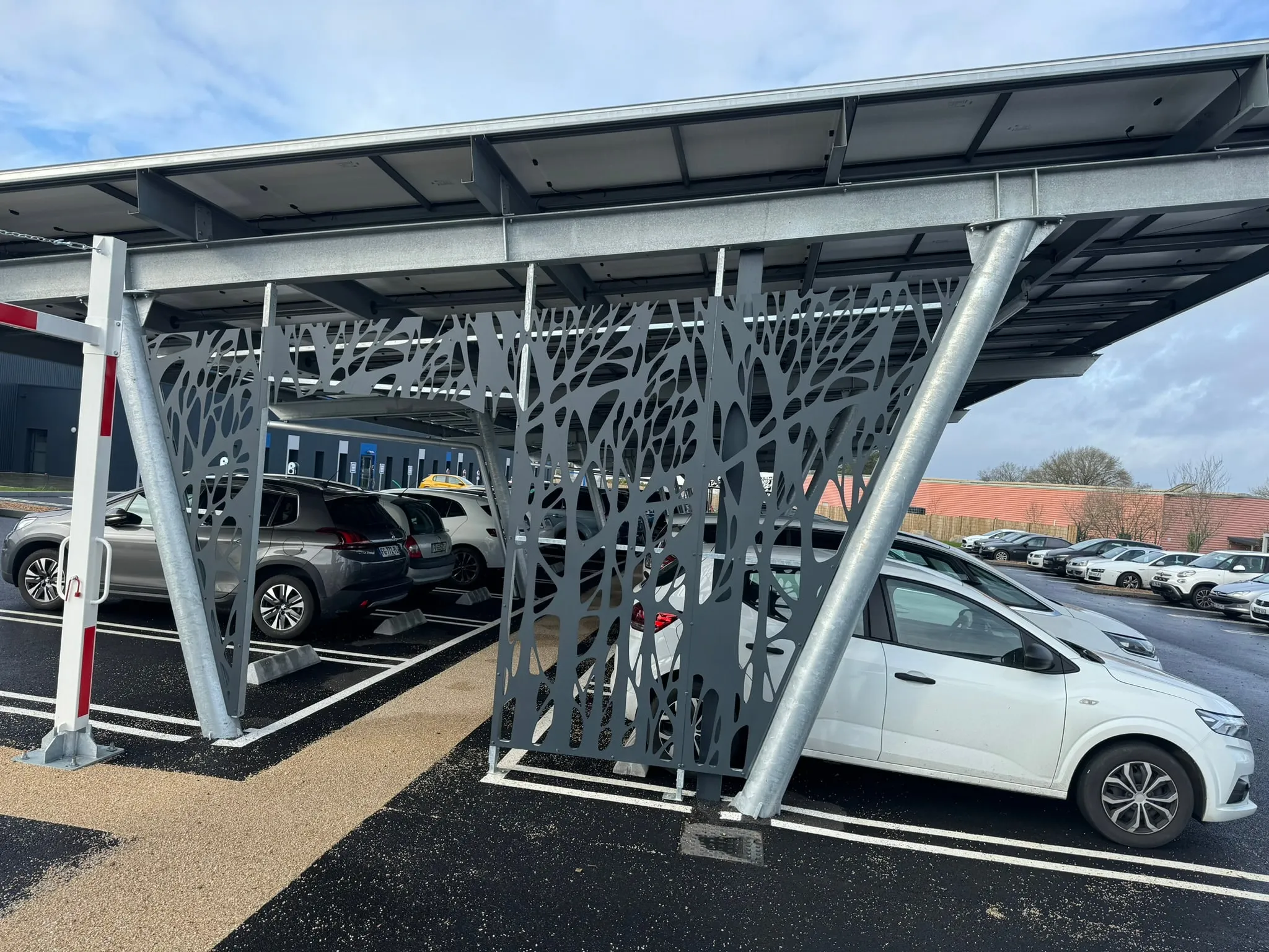 Panneaux décoratifs ajourés sous l’ombrière de parking