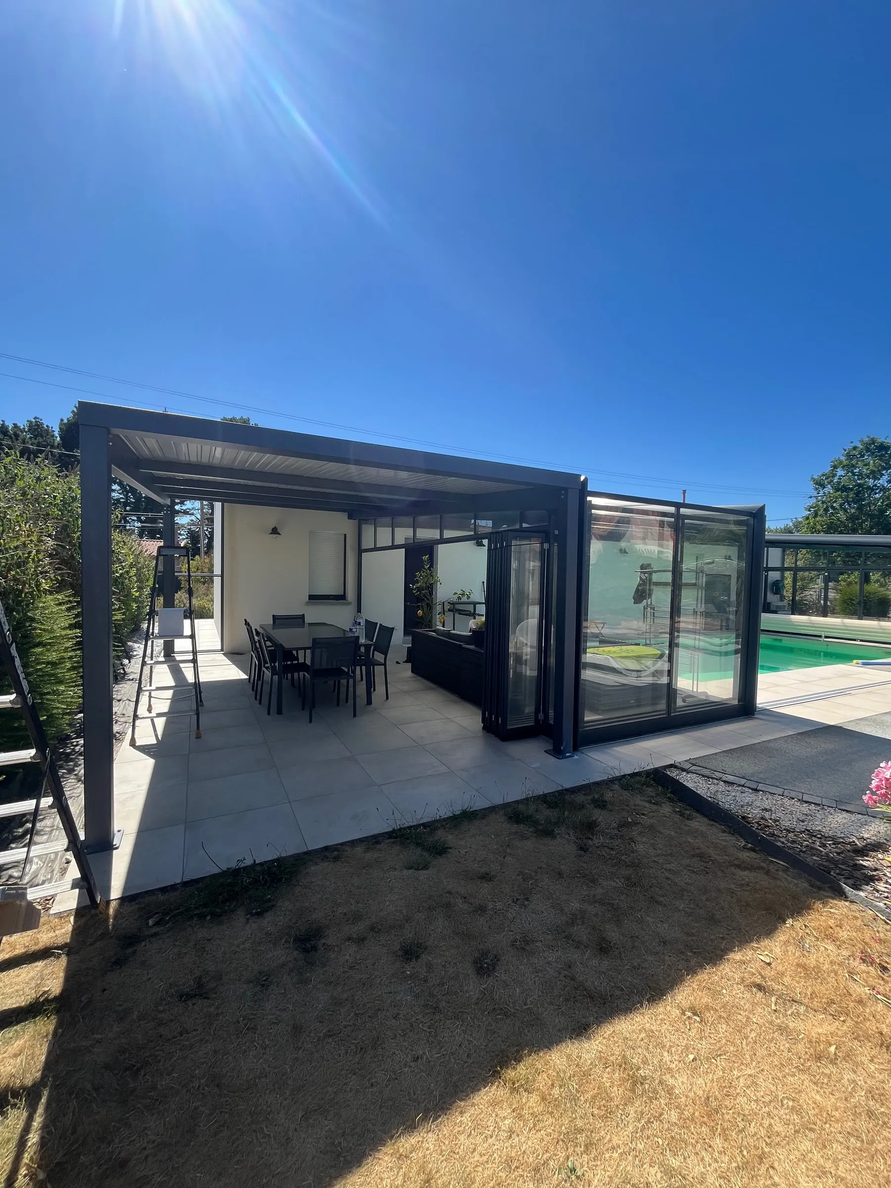 Pergola sombre vitrée