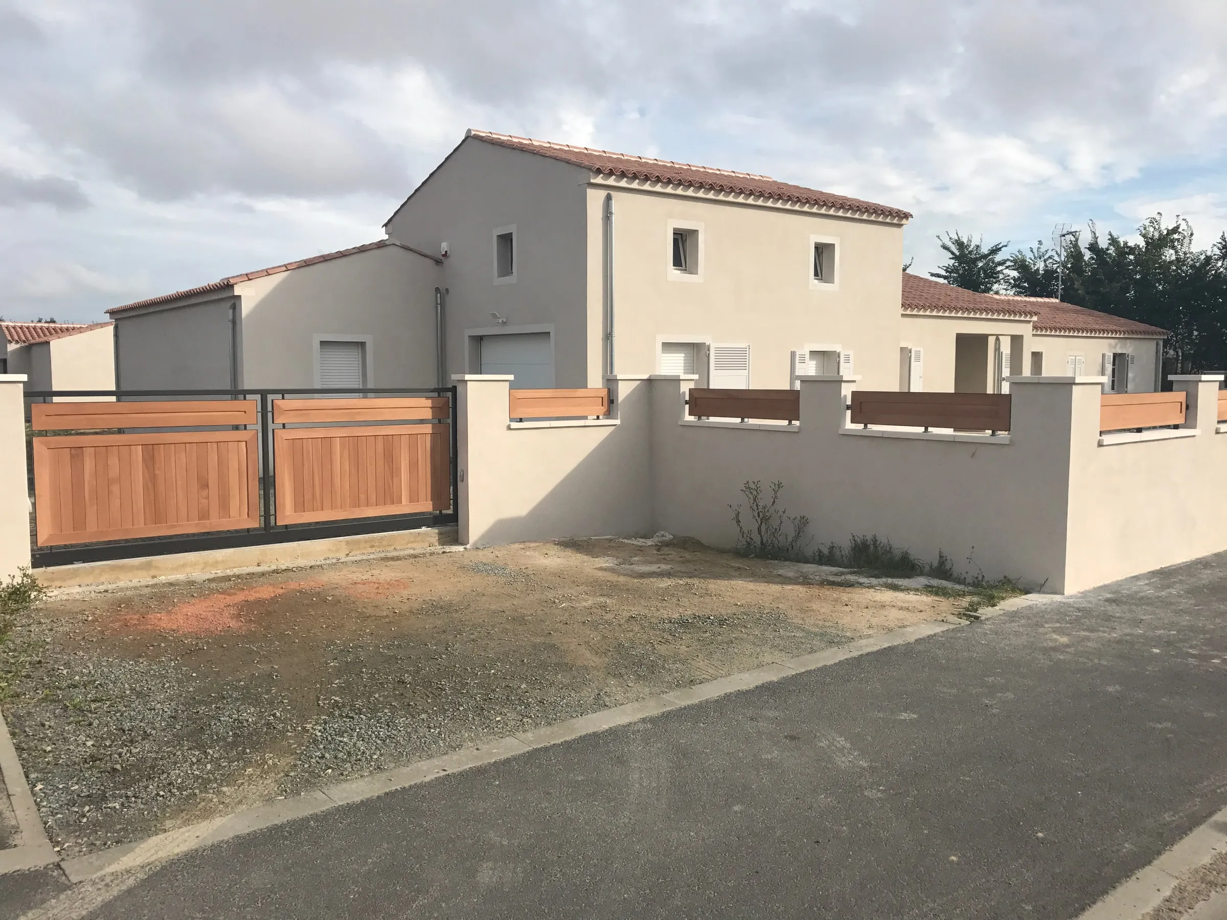 Portail et clôture résidentiels, autre vue 2
