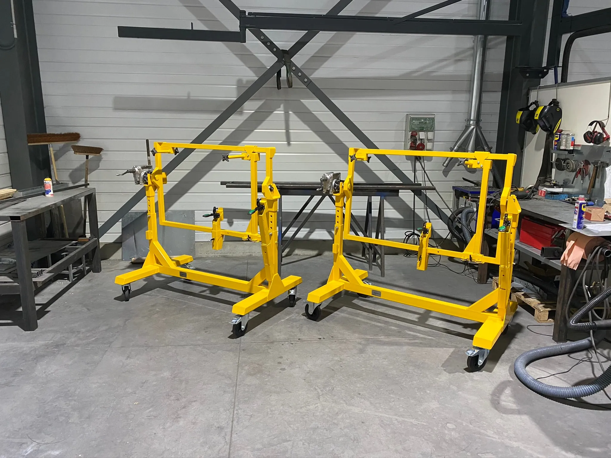 Supports métalliques jaunes
