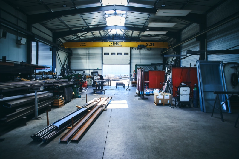 Vue intérieure du bâtiment et de l’atelier 5M Métal