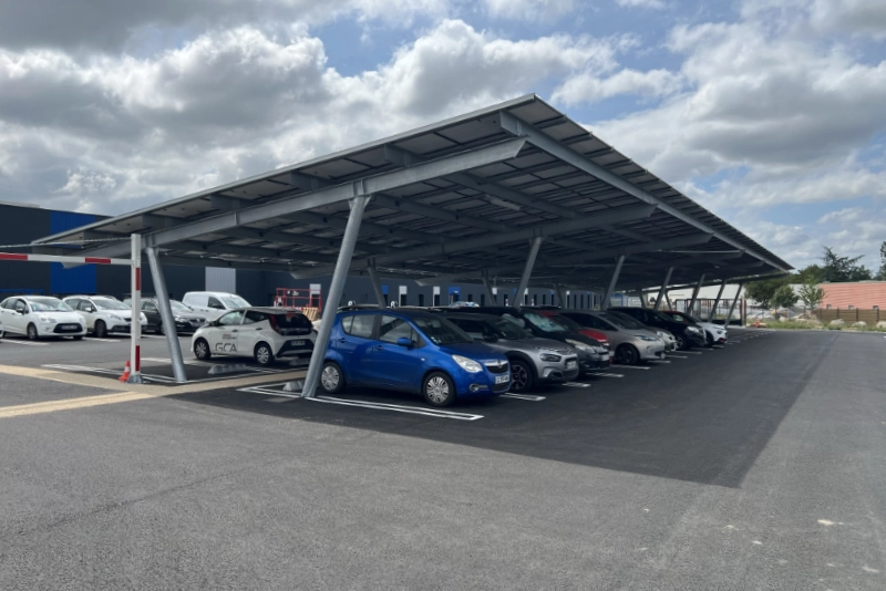 Ombrière photovoltaïque sur parking avec structure métallique
