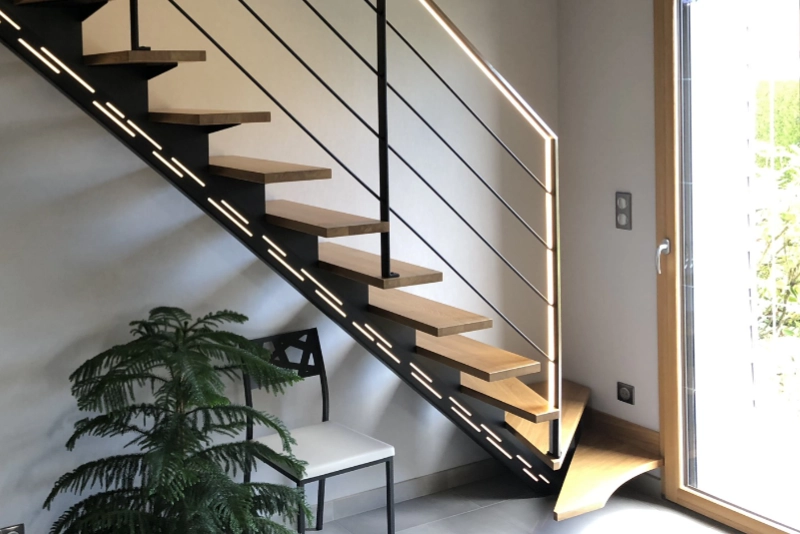 Escalier métallique extérieur avec garde-corps